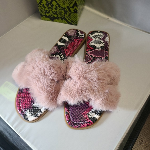 Pink faux fur sandals slip ons - Picture 10 of 10